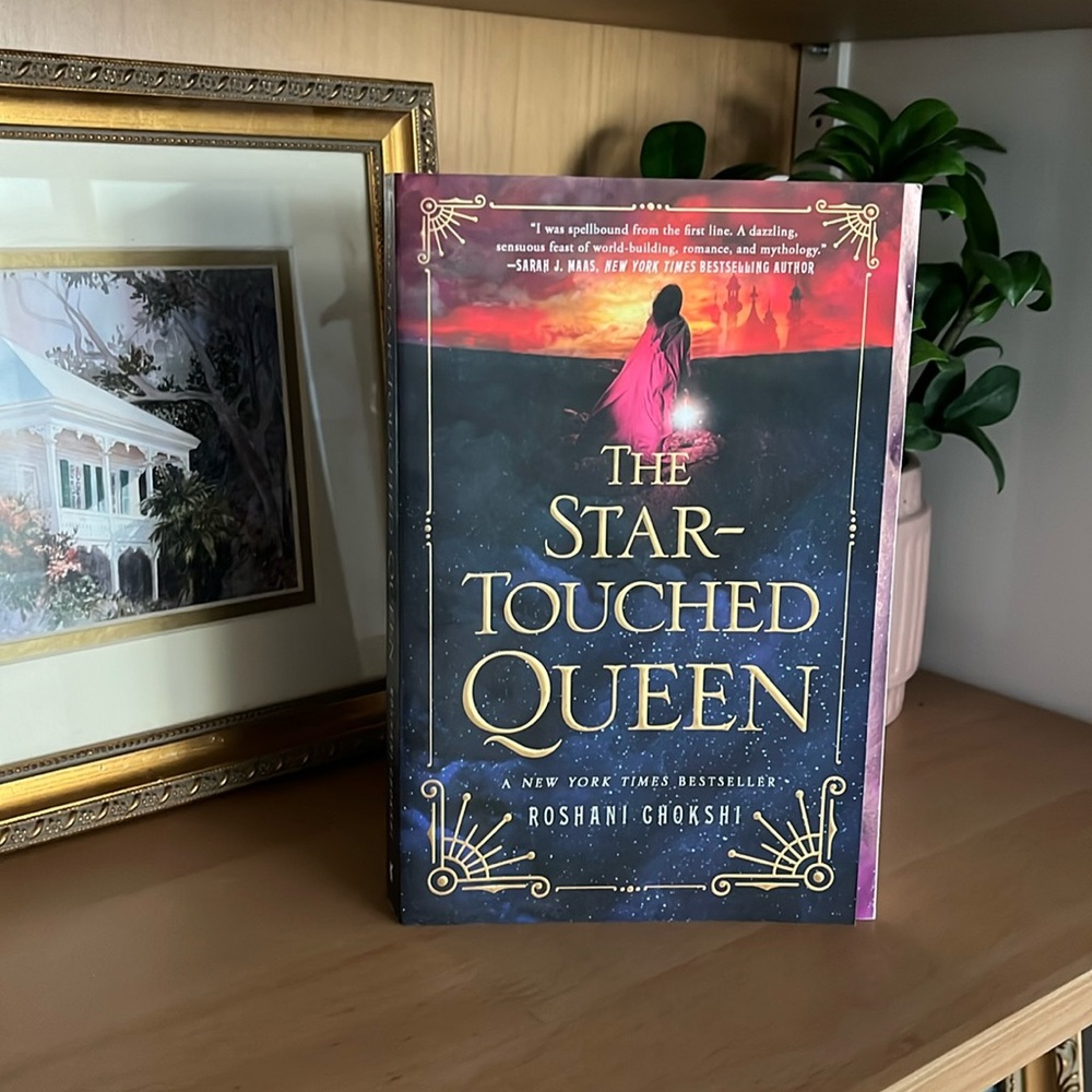 THE STAR-TOUCHED QUEEN
NEW YORK TIMES BESTSELLER
ROSHANI CHOKSH1